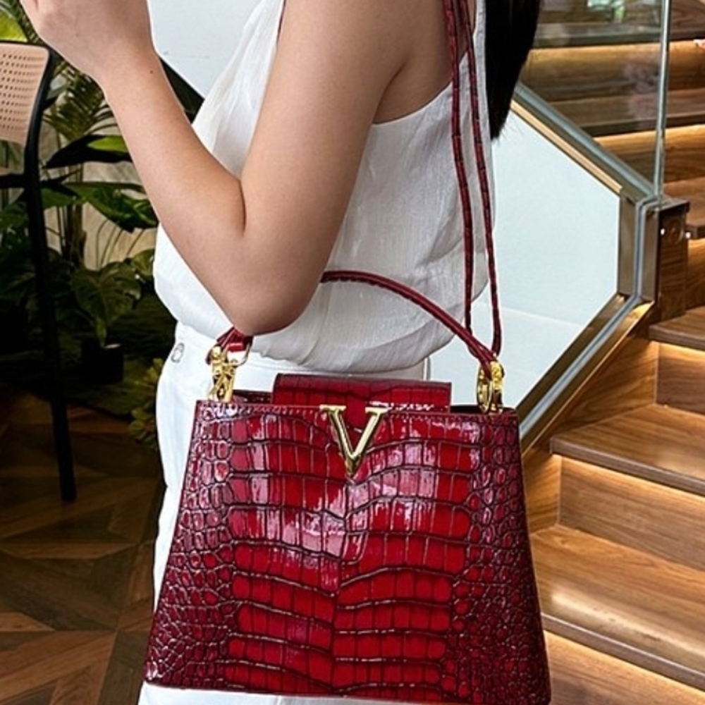 💥💥👜 Croc psttern SUPER cute Handbag with V emblem Gold-Tone Hardware👜💥💥 - Picture 4 of 5